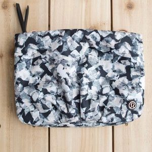 LULULEMON  I  Hip To Be Free Bag/ Crossbody Purse